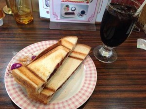 點410円的咖啡就吃得到名物「小倉熱三明治」。圖片來源