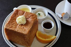 方塊吐司早餐，只要點杯400円的熱咖啡就能享用。圖片來源